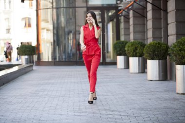 Telefon ederken genç esmer kadın 