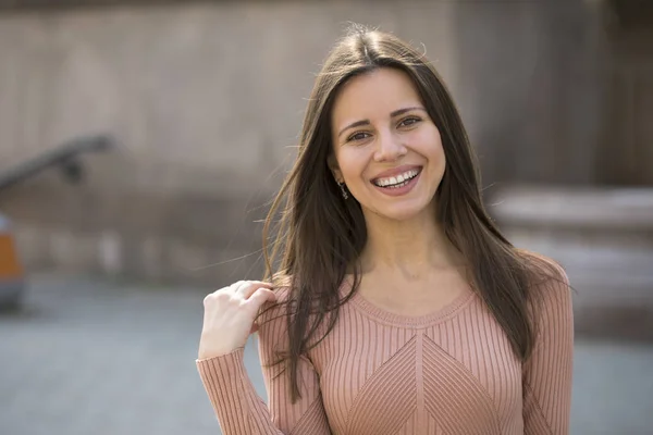 Nahaufnahme Porträt einer glücklichen jungen Frau, die lächelt — Stockfoto