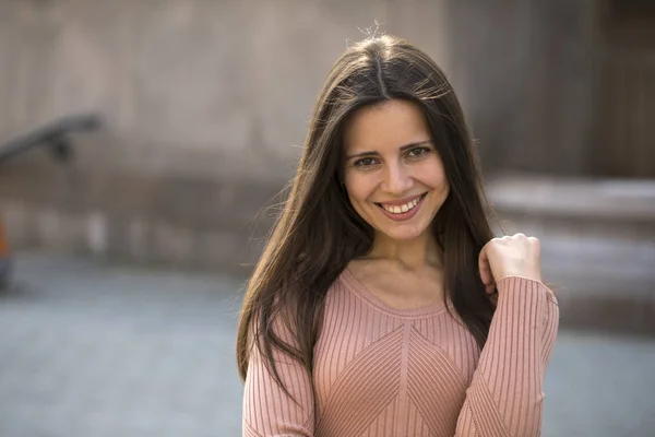 Retrato de cerca de una joven feliz sonriendo —  Fotos de Stock