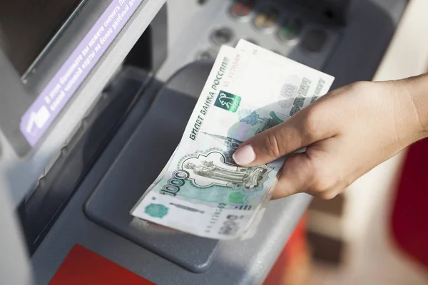 Femme main retirer de l'argent de la banque extérieure ATM — Photo