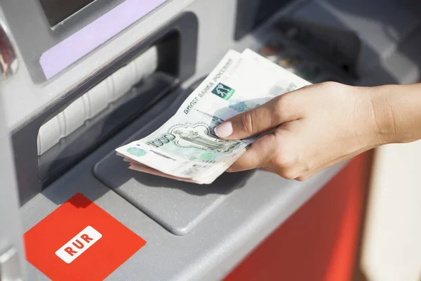 Mujer mano retirar dinero del banco al aire libre cajero automático — Foto de Stock