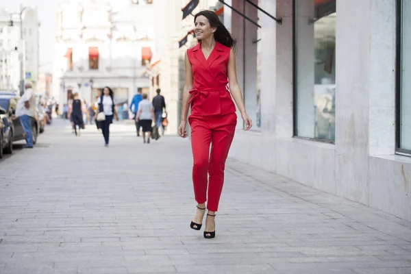 Genç güzel esmer kadın portre