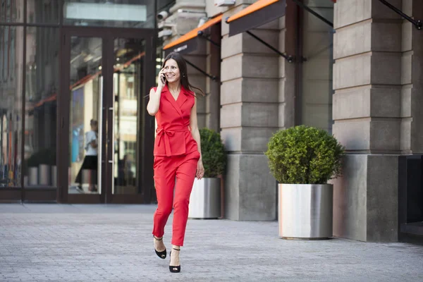 Telefon ederken genç esmer kadın 