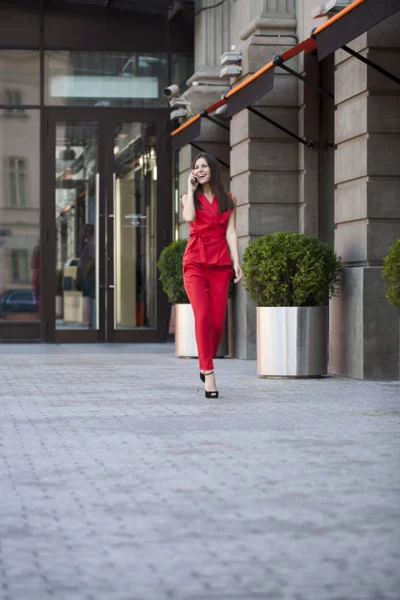 Jonge brunette vrouw bellen via de telefoon — Stockfoto