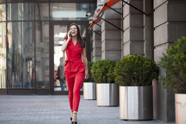 Telefon ederken genç esmer kadın 