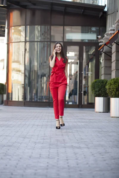 Giovane donna bruna che chiama per telefono — Foto Stock