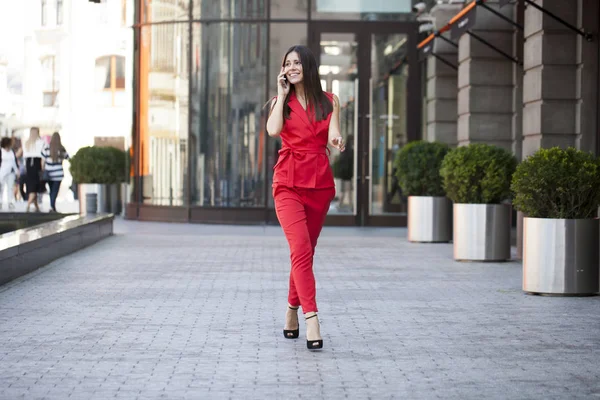 Telefon ederken genç esmer kadın 