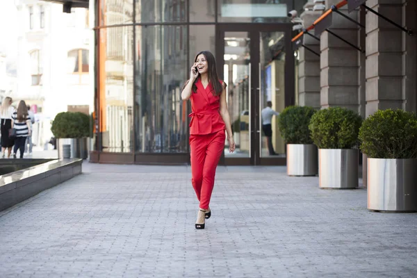 Telefon ederken genç esmer kadın 