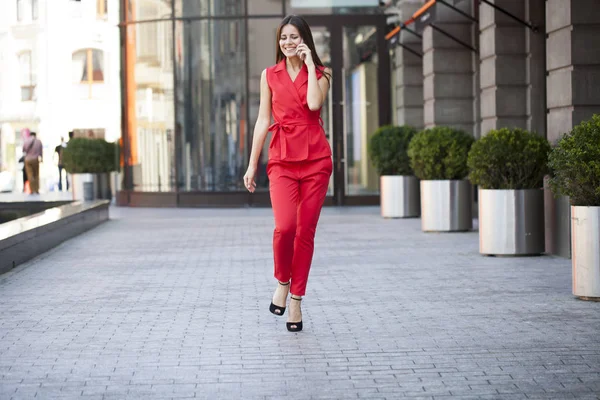 Telefon ederken genç esmer kadın 