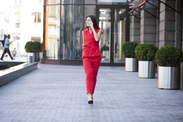 Telefon ederken genç esmer kadın 