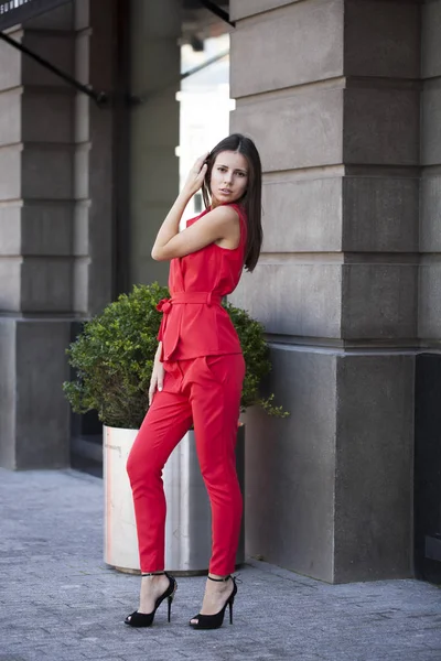 Retrato joven hermosa morena mujer — Foto de Stock