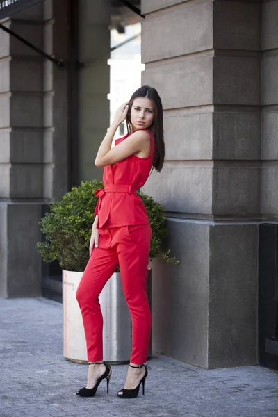 Retrato joven hermosa morena mujer — Foto de Stock