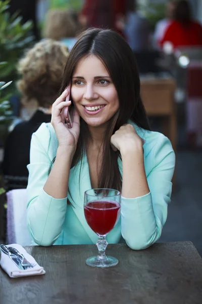 Junge schöne brünette Frau — Stockfoto