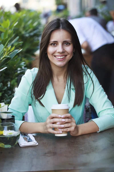 Mladá krásná bruneta žena sedí v restauraci — Stock fotografie