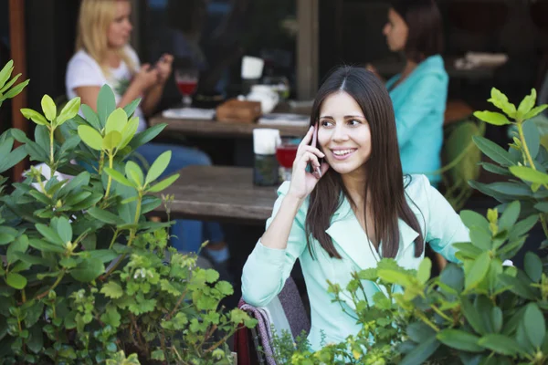 genç güzel esmer kadın 