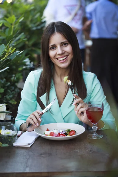 genç güzel esmer kadın 