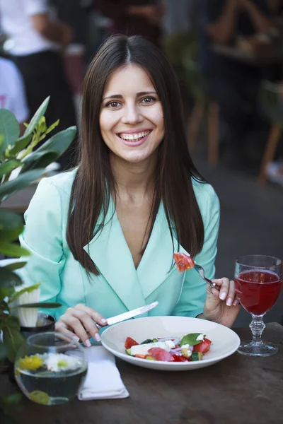 genç güzel esmer kadın 