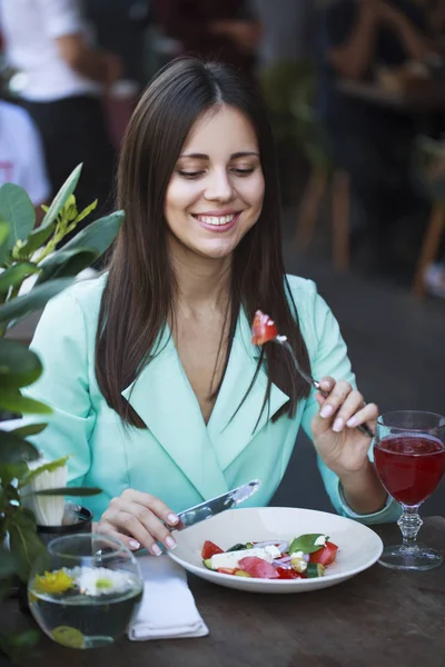 genç güzel esmer kadın 