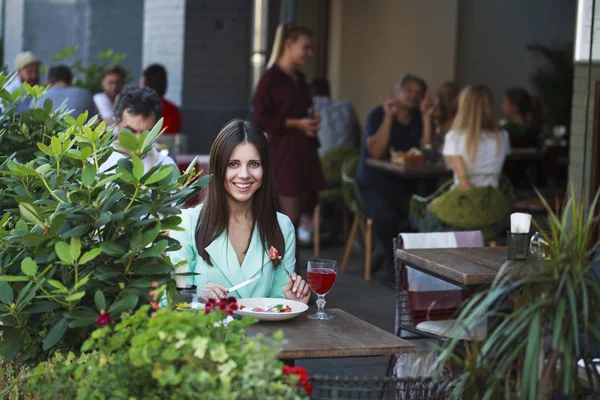 genç güzel esmer kadın 