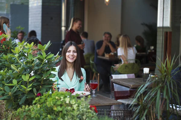 genç güzel esmer kadın 