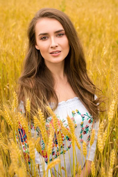 Altın buğday alan arka plan üzerinde genç bir kız portresi