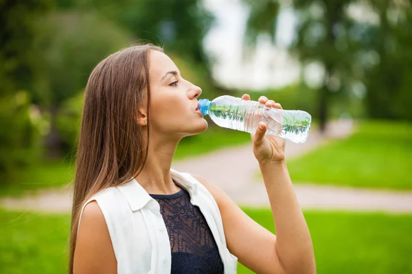 Genç güzel koyu saçlı kadın içme suyu portresi 