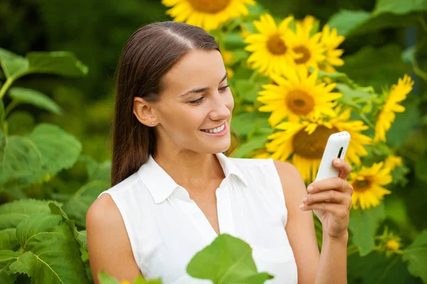 yakın çekim ayçiçeği ile güzel neşeli bir kadın portresi