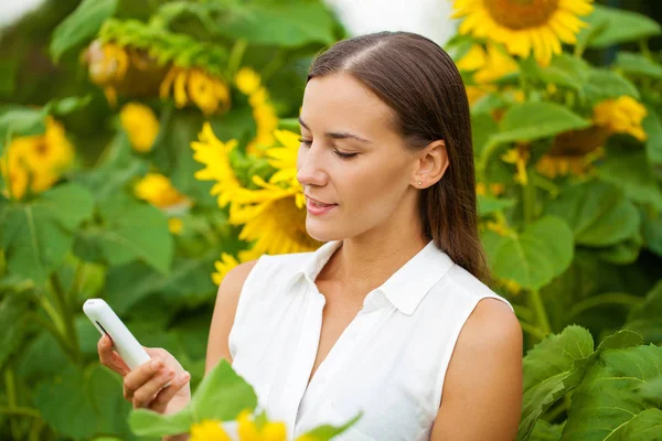 Close-up portret van mooie vrolijke vrouw met zonnebloemen — Stockfoto