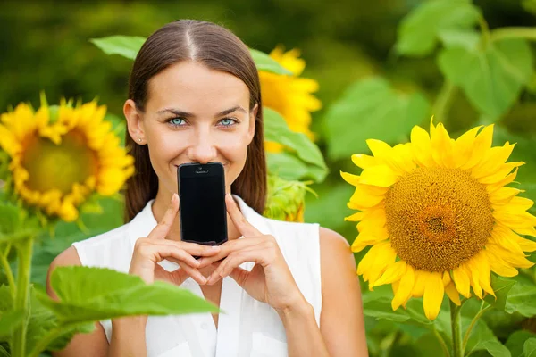 Akıllı Telefon ekranınızda gösterilen genç güzel kız