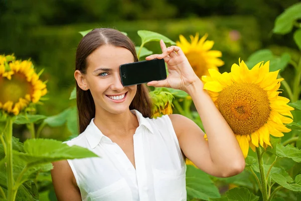 Akıllı Telefon ekranınızda gösterilen genç güzel kız