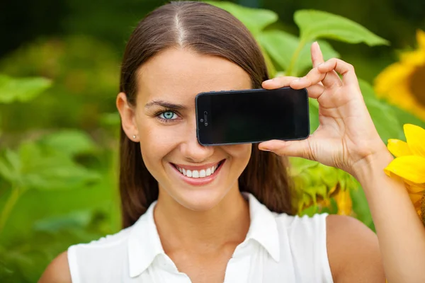 Młoda piękna dziewczyna pokazuje ekran smartfona — Zdjęcie stockowe
