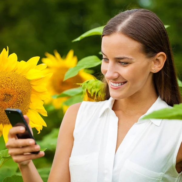 Close-up portret van mooie vrolijke vrouw met zonnebloemen — Stockfoto