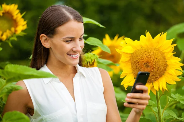 yakın çekim ayçiçeği ile güzel neşeli bir kadın portresi