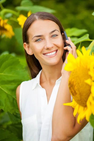 Close-up portret van mooie vrolijke vrouw met zonnebloemen — Stockfoto