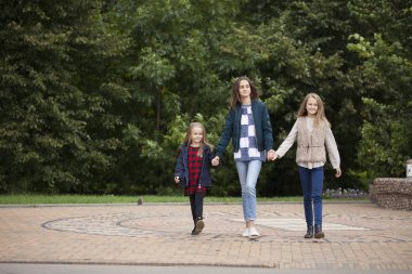 Üç kız kardeş kız