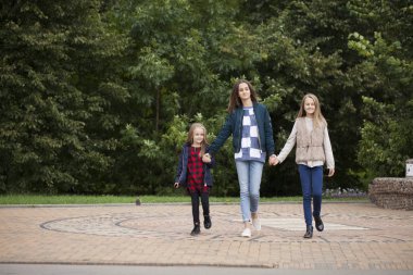 Üç kız kardeş kız