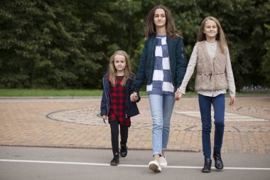 Üç kız kardeş kız