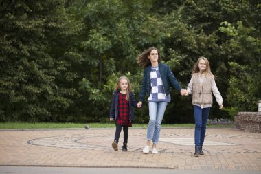 Üç kız kardeş kız