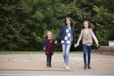 Üç kız kardeş kız