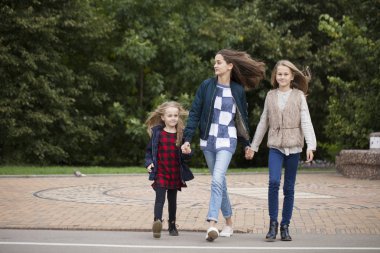 Üç kız kardeş kız