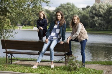 Üç kız kardeş kız