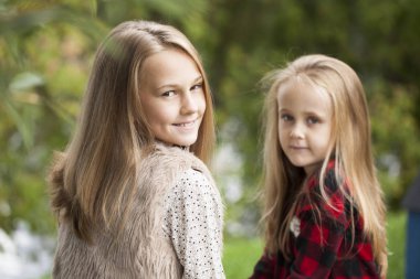 İki kız kardeş kız