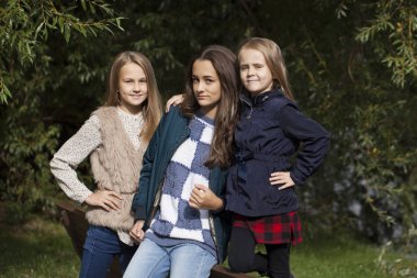 Üç kız kardeş kız