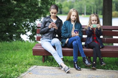 Telefon ederken güzel bir genç kız portresi