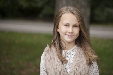 Güzel bir genç kızın portresi. 