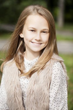 Güzel bir genç kızın portresi. 