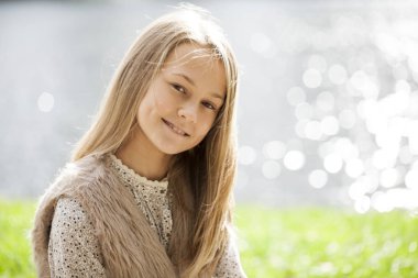 Güzel bir genç kızın portresi. 