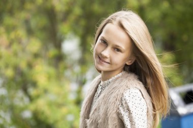 Güzel bir genç kızın portresi. 