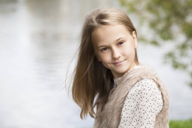 Güzel bir genç kızın portresi. 