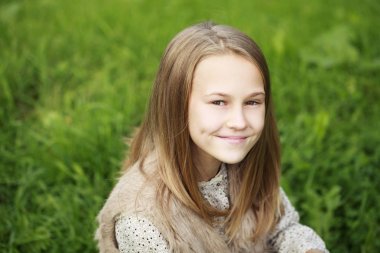 Güzel bir genç kızın portresi. 